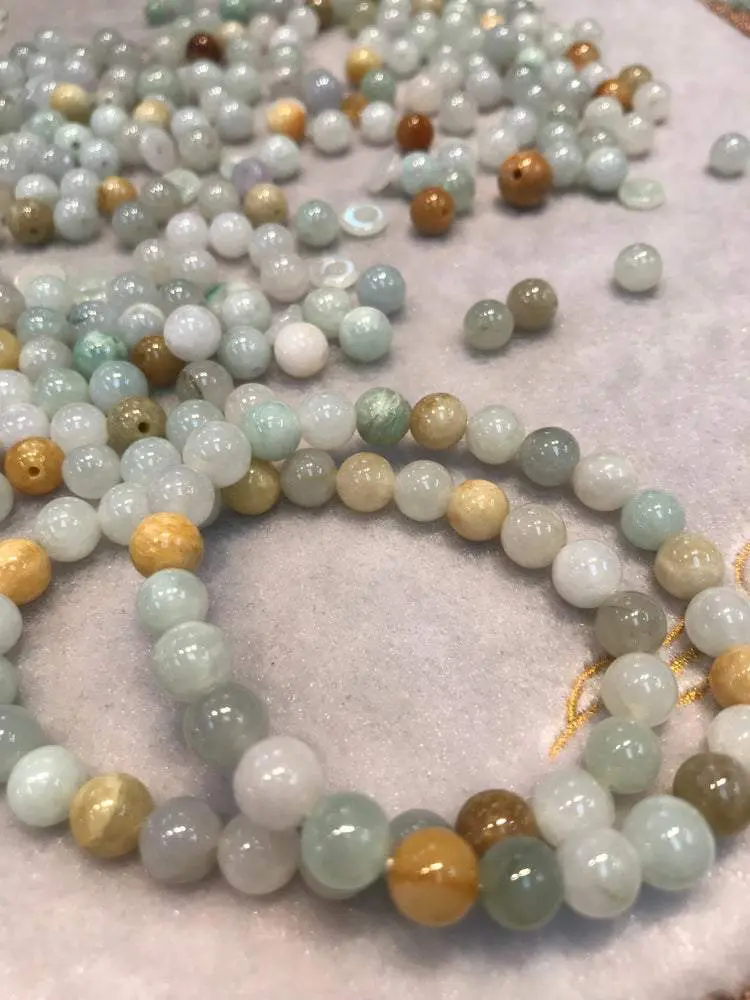 Jade bead bracelet with green and yellow stones. Jade bead bracelet with green and yellow stones.