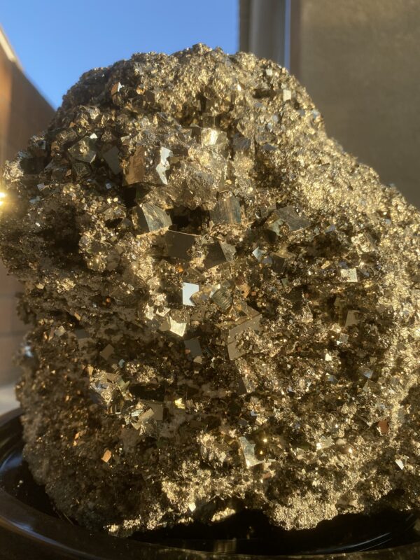 A close up of some rocks with gold in them