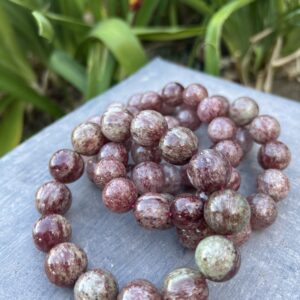 A close up of a necklace on some concrete