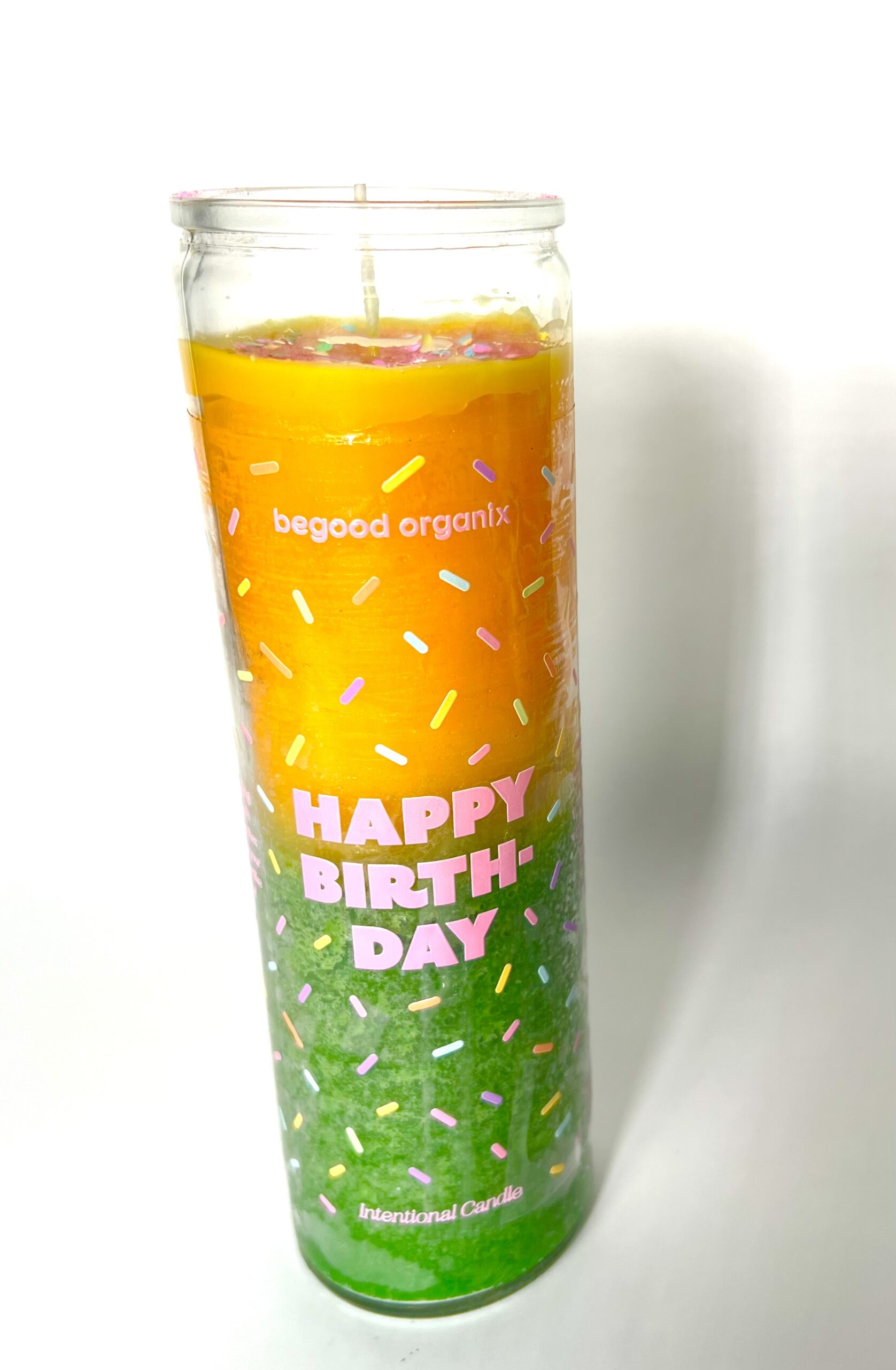 A candle that says happy birthday day